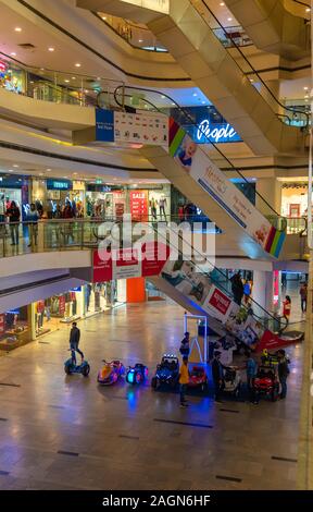 Durgapur, Westbengalen/Indien - Dezember 19.2019. Innenansicht des Modernen Einkaufskomplexes mit verbundenen Rolltreppen. Stockfoto