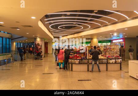 Durgapur, Westbengalen/Indien - Dezember 19.2019. Kunden, die in einem modernen Einkaufskomplex einkaufen. Stockfoto