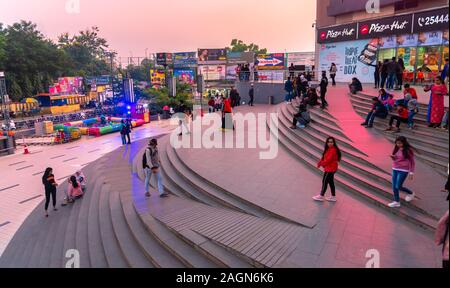 Durgapur, Westbengalen/Indien - Dezember 19.2019. Außerhalb Der Treppenhäuser des Modernen Einkaufskomplexes der Stadt, in dem die Leute genießen und sitzen. Stockfoto