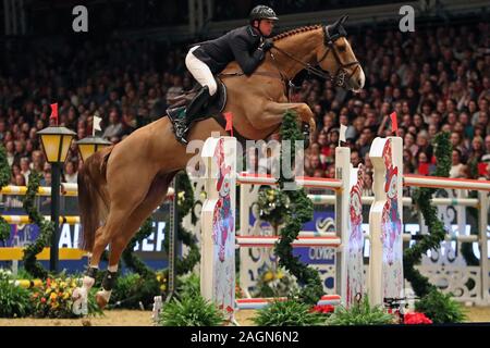 LONDON, ENGLAND - Dezember 19. Ben Maher reiten Gakhir während der Champagner Tattinger Efeu Pfähle bei der International Horse Show in Olympia, London am Donnerstag, den 19. Dezember 2019. (Credit: Jon Bromley | MI Nachrichten) Stockfoto