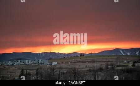 Roter Himmel Sonnenuntergang. Schönen bunten Sonnenuntergang über Graniar - Banska Bystrica, Slowakei, Central Europe. Winter mit Schnee bedeckten Bergen und dramatischen Himmel. Stockfoto