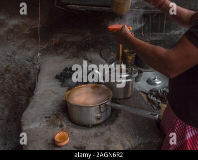 Am Straßenrand im indischen Stil heißer Milch, Kaffee/Chai. Selektiver Fokus verwendet. Stockfoto