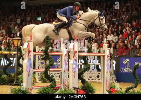 LONDON, ENGLAND - 19. Dezember Bart Bles, Gin D während der Champagner - Tattinger Efeu Pfähle bei der International Horse Show in Olympia, London am Donnerstag, den 19. Dezember 2019. (Credit: Jon Bromley | MI Nachrichten) Credit: MI Nachrichten & Sport/Alamy leben Nachrichten Stockfoto