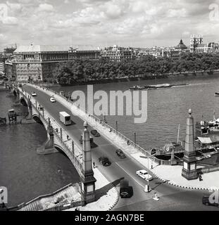 1960, historische, Luftaufnahme von der Albert Embankment der Lambeth Brücke über die Themse, London, England, UK. Stockfoto