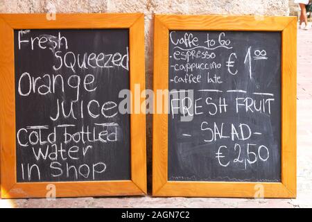 Menü der kleinen Straße Café oder Restaurant. Whiteboard mit Text des Menüs in einer europäischen Stadt. Stockfoto