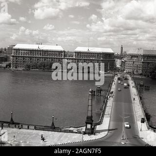 1960, historische, Luftaufnahme von der Albert Embankment der Lambeth Brücke über die Themse, London, England, UK. Stockfoto