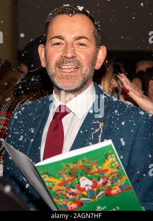 Ascot Weihnachten Familie Racing Wochenende, Ascot, Berkshire, Großbritannien. 20 Dez, 2019. Racegoers genießen singen Weihnachtslieder in der Haupttribüne in Ascot Pferderennbahn. Credit: alamy Live News/Credit: Maureen Maureen McLean McLean/Alamy leben Nachrichten Stockfoto