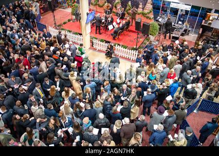 Ascot Weihnachten Familie Racing Wochenende, Ascot, Berkshire, Großbritannien. 20 Dez, 2019. Racegoers genießen singen Weihnachtslieder in der Haupttribüne in Ascot Pferderennbahn. Credit: alamy Live News/Credit: Maureen Maureen McLean McLean/Alamy leben Nachrichten Stockfoto