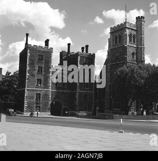 1950, historische, Außenansicht von Lambeth Palace, London, England, UK. Die mittelalterlichen Palast ist die offizielle Londoner Residenz des Erzbischofs von Canterbury in England, im Norden von Lambeth, an der South Bank der Themse. Stockfoto