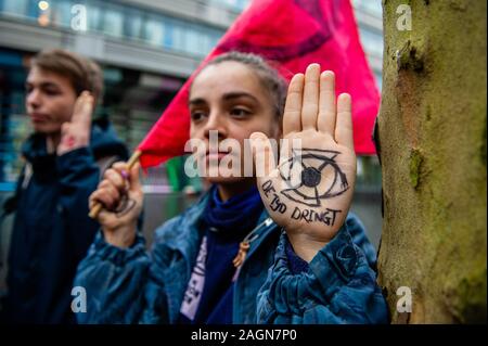 Ein Klima Aktivist mit einem Auge in Ihrem Palm während der Demonstration gemalt. Menschen aus mehreren Klima Organisationen mit Augen auf ihren Händen gemalt symbolisiert "Wir beobachten Sie 'versammelt. Von dort an die Tweede Kamer ging, bis hin zu den radikalen Klimawandel verlangen. Vor der Tweede Kamer, die Gruppe Aussterben Rebellion führte die Leistung Blut unserer Kinder ist die Regierungen auf, die Hände. Stockfoto