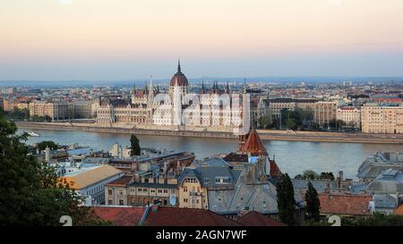 Ungarische Parlamentsgebäude in Budapest am Abend Stockfoto