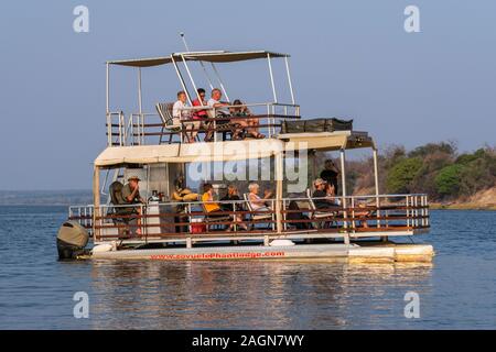 Touristenboot am Chobe River in den Chobe National Park, Botswana, Südafrika Stockfoto