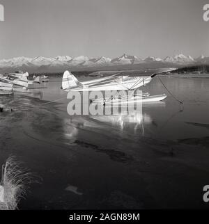 1960, historische, Wasserflugzeuge auf einem See in der Nähe von Flughafen Anchorage, Anchorage, Alaska, USA, mit der Chugach Mountains im Hintergrund. Stockfoto