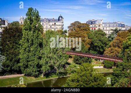 Teich und Brücke in Buttes-Chaumont Park im Sommer, Paris Stockfoto