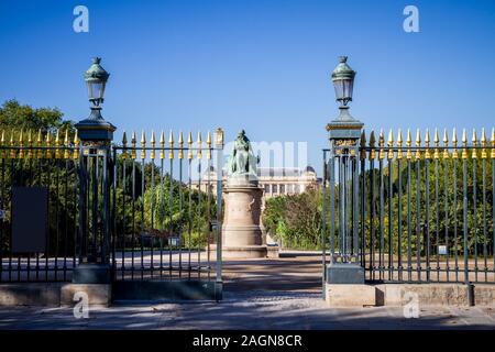 Jardin des Plantes Park Eingang und Lamarck Statue, Paris, Frankreich Stockfoto