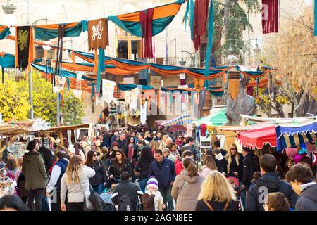 Caravaca de la Cruz, Murcia, Spanien, 7. Dezember 2019. Der mittelalterliche Markt Festival und ein Blick entlang der Hauptstraße der Markt der mittelalterlichen Burg auf Stockfoto