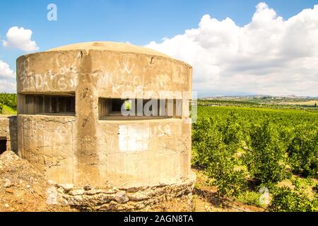 Eine alte Festung, die einst im Krieg eingesetzt wurde, auf der Insel Sizilien, Italien. Stockfoto