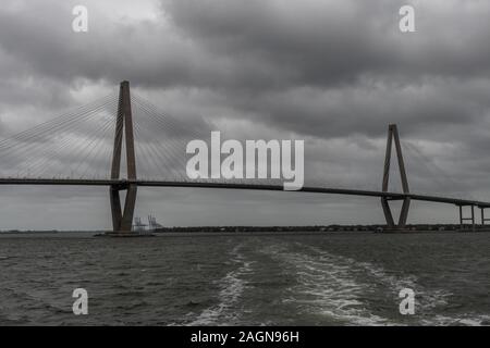 Panoramablick über die Bucht von Charleston und Arthur Ravenel Jr. Bridge auf einem stark bewölkten Tag vom Wasser aus gesehen, South Carolina Stockfoto