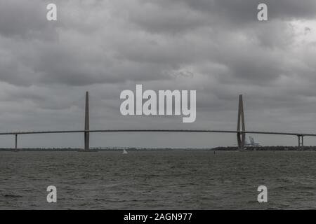 Panoramablick über die Bucht von Charleston und Arthur Ravenel Jr. Bridge auf einem stark bewölkten Tag vom Wasser aus gesehen, South Carolina Stockfoto