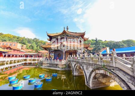 Steinbrücke und chinesischer Pavillon im Yuantong-Tempel in Kunming, China Stockfoto