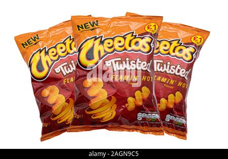 SWINDON, UK - Dezember 25, 2019: 3 Beutel der Flamin heißen Geschmack twisted Cheetos auf einem weißen Hintergrund. Stockfoto