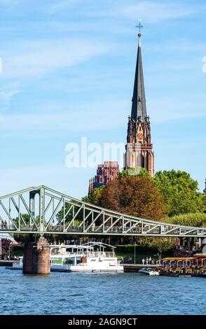 FRANKFURT, Deutschland - 15. SEPTEMBER: Die Main Waterfront in Frankfurt, Deutschland, am 15. September 2019. Foto vom Mainkai genommen mit Blick auf Eisern Stockfoto