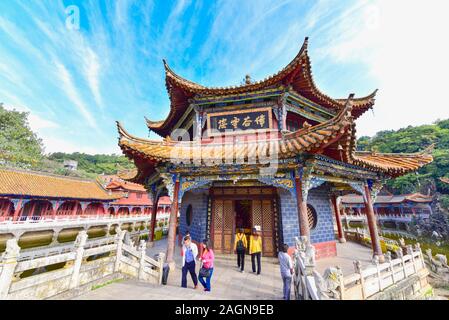 Traditioneller chinesischer Pavillon im Yuantong-Tempel in Kunming, China Stockfoto