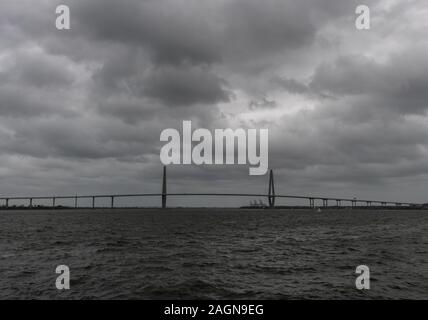 Panoramablick über die Bucht von Charleston und Arthur Ravenel Jr. Bridge auf einem stark bewölkten Tag vom Wasser aus gesehen, South Carolina Stockfoto