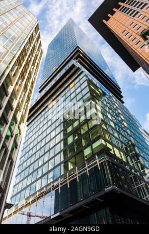 FRANKFURT, Deutschland - 17. SEPTEMBER: Wolkenkratzer in der Innenstadt von Frankfurt, Deutschland Am 17. September 2019. Foto aus dem Neuen Mainzer Str genommen Stockfoto