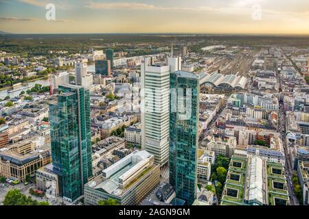 FRANKFURT, Deutschland - 17. SEPTEMBER: Blick über die Stadt und die Wolkenkratzer von Frankfurt, Deutschland Am 17. September 2019. Foto vom Main zu Stockfoto