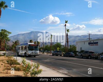 LA QUINTA, CA - 17. JULI 2018: ein SunBus Fahrzeug durch die La Quinta Bereich von Palm Springs, Kalifornien Reisen mit einem Passagier Fahrrad reiten in Th Stockfoto