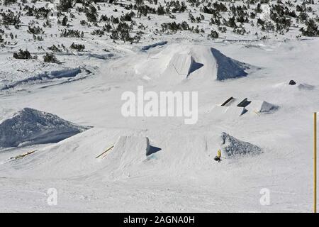 Snowboard Rampe für große Sprünge am Berg Stockfoto