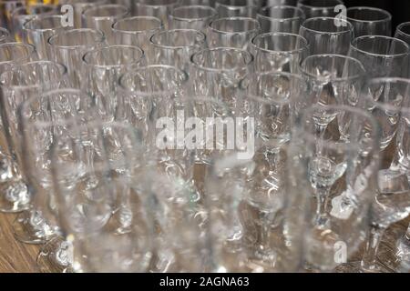 Viele leere Gläser auf der Rezeption Partei Tabelle. Nahaufnahme der in Zeile der Gläser vorbereiten für Dinner Party Service Stockfoto