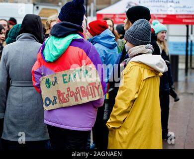 STOCKHOLM, Schweden, 20. Dezember 2019: Greta Thunberg Demonstration ausserhalb des schwedischen Parlaments am Freitag. Stockfoto