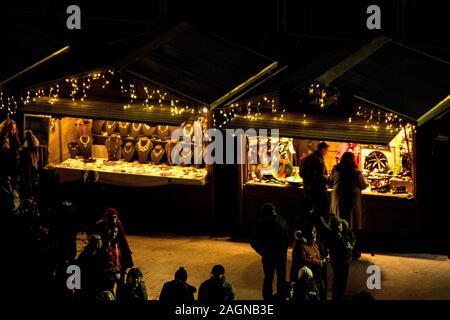 Ein typischer Weihnachtsmarkt, von oben gesehen. Stockfoto