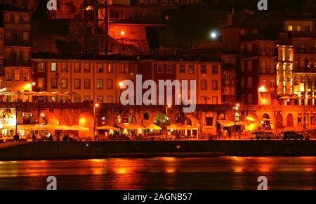 Ribeira Ansicht bei Nacht in Porto, Portugal Stockfoto