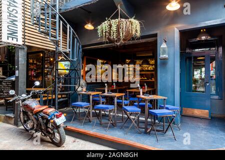 Modische Cafe/Bar in Bassac Lane, Phnom Penh, Kambodscha. Stockfoto