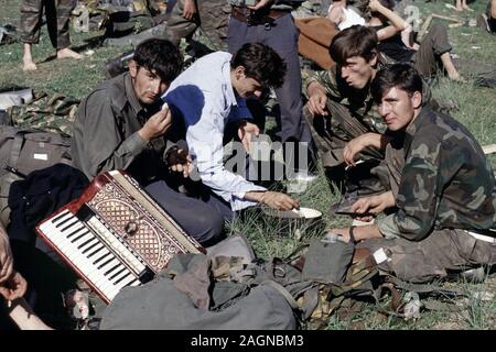 13. August 1993 während des Krieges in Bosnien: BSA (bosnisch-serbischen) Soldaten in der heißen Sonne auf Bjelašnica Berge entspannen Sie sich nach heftigen Kämpfen mit ARBiH Kräfte. Stockfoto