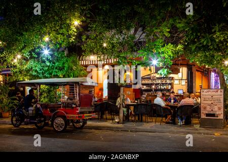 Ein Cafe in der Riverfront Nachts ist die Gegend, Phnom Penh, Kambodscha. Stockfoto