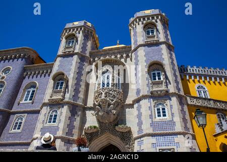 SINTRA, PORTUGAL - Mai, 2018: die Paar Touristen, die in der Pena-palast ein Romantiker Schloss in Sao Pedro de Penaferrimat am municipalit Stockfoto