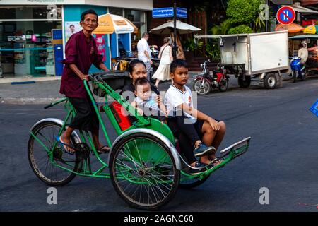 Einen kambodschanischen Familie Reisen mit der Fahrradrikscha, Phnom Penh, Kambodscha. Stockfoto