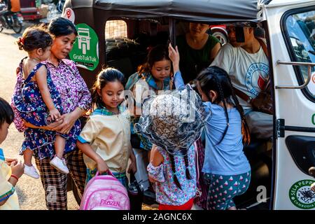 Die Menschen vor Ort aus eine Auto-rikscha (Motorrad) Taxi, Phnom Penh, Kambodscha. Stockfoto