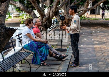 Ein Leitfaden für Touristen Gespräche über Tuol Sleng Genozidmuseum (Formerley S21 Gefängnis) Phnom Penh, Kambodscha. Stockfoto