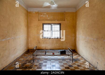 Eine Gefängniszelle in Tuol Sleng Genozidmuseum (Formerley S21 Gefängnis) Phnom Penh, Kambodscha. Stockfoto