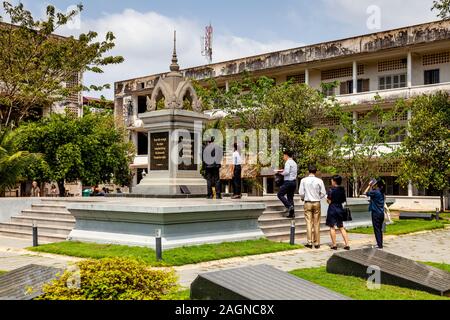 Besucher vor der Gedenkstätte, Tuol Sleng Genozidmuseum (Formerley S21 Gefängnis) Phnom Penh, Kambodscha. Stockfoto