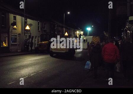 Sicherheitskräfte Blockade eine typische Straße in das Vereinigte Königreich keine Terrorismus Angriffe zu verhindern. Stockfoto