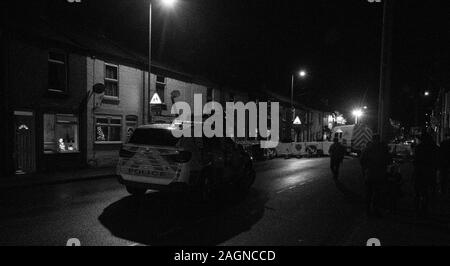 Sicherheitskräfte Blockade eine typische Straße in das Vereinigte Königreich keine Terrorismus Angriffe zu verhindern. Stockfoto