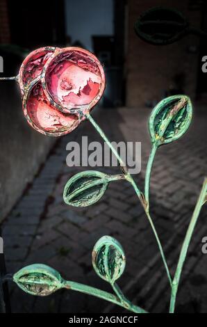 Alte Gusseisen dekorative Rose auf einem alten Eisernen Tor. Stockfoto