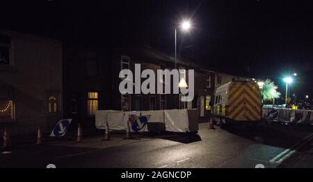 Sicherheitskräfte Blockade eine typische Straße in das Vereinigte Königreich keine Terrorismus Angriffe zu verhindern. Stockfoto