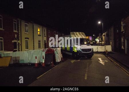 Sicherheitskräfte Blockade eine typische Straße in das Vereinigte Königreich keine Terrorismus Angriffe zu verhindern. Stockfoto